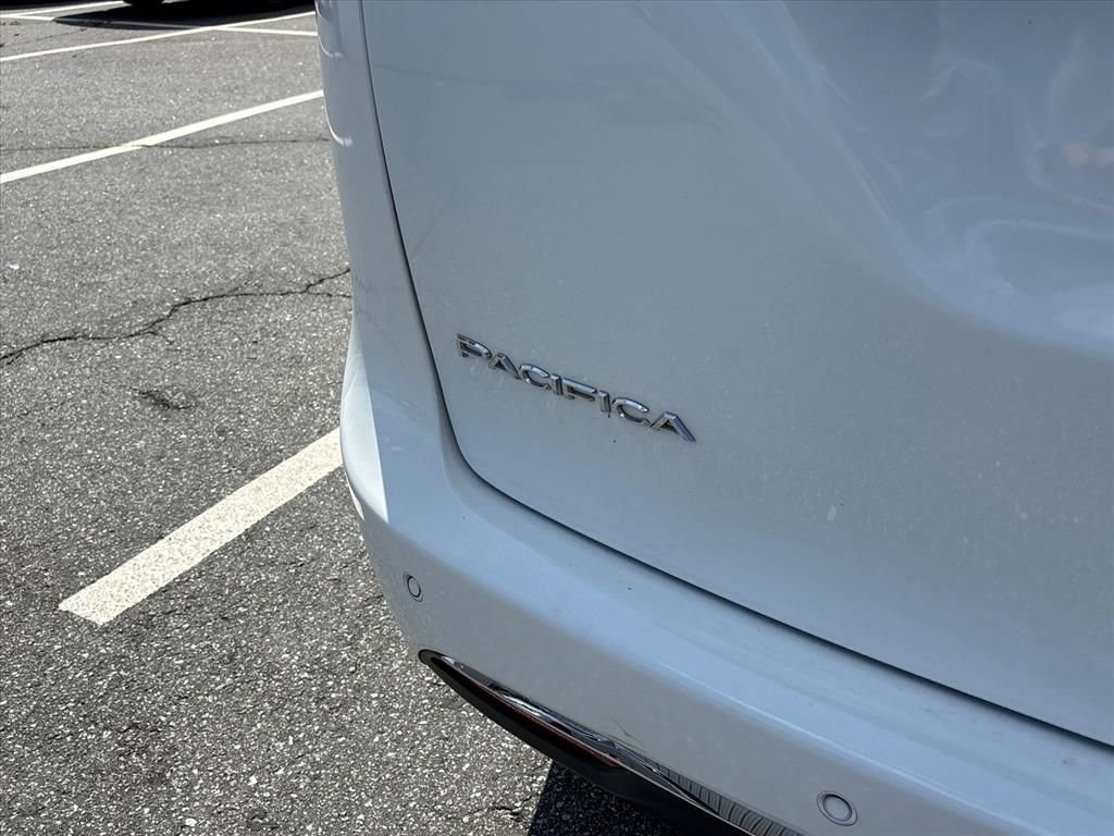 Used 2023 Chrysler Pacifica Touring-L image 9