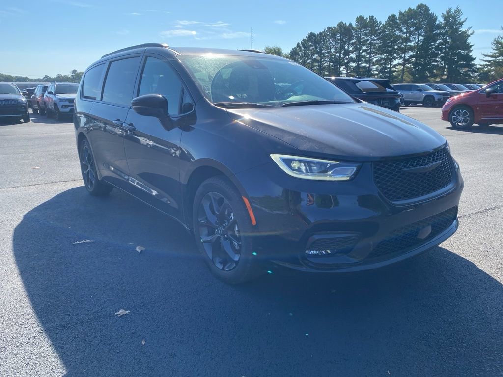 New 2026 Chrysler Pacifica Select w/ S Appearance Package image 3