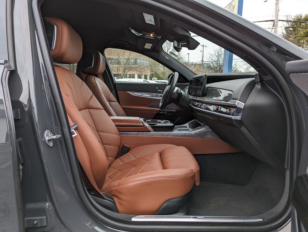 Used 2023 BMW 760i xDrive AWD/4WD image 31