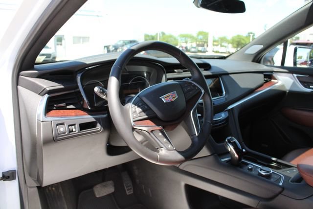 Used 2024 Cadillac XT5 Premium Luxury AWD/4WD image 2