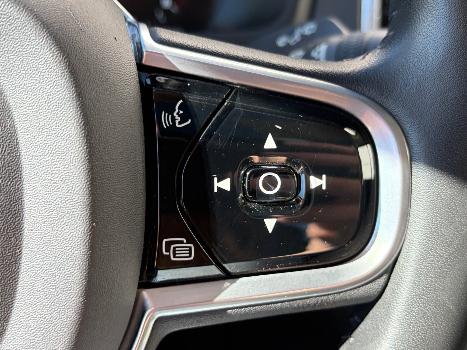 Used 2018 Volvo XC90 T6 Momentum w/ Momentum Plus Package AWD/4WD image 18