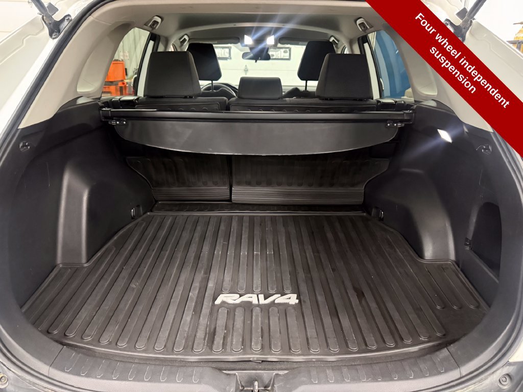 Used 2022 Toyota RAV4 LE AWD/4WD image 33