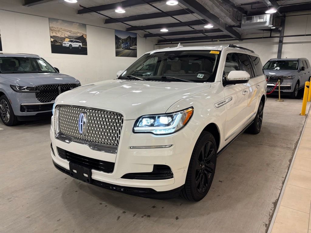 Used 2022 Lincoln Navigator L Reserve AWD/4WD image 2