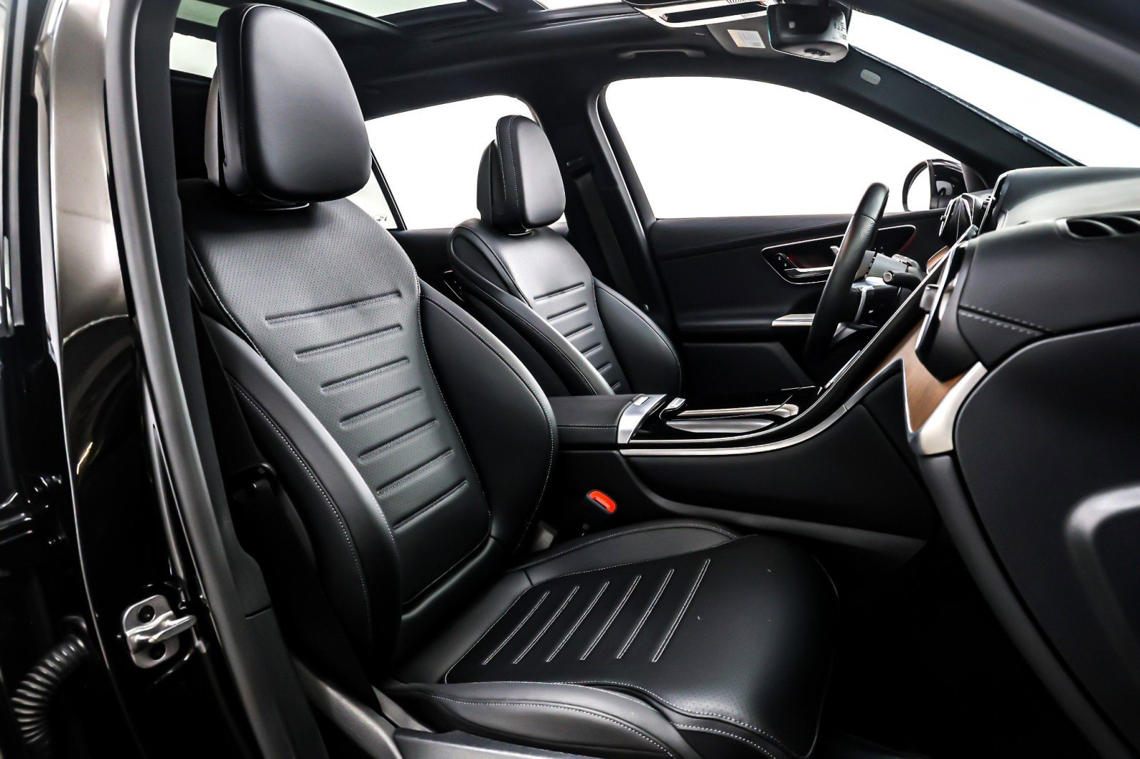 Used 2024 Mercedes-Benz GLC 300 4MATIC w/ AMG Line image 7