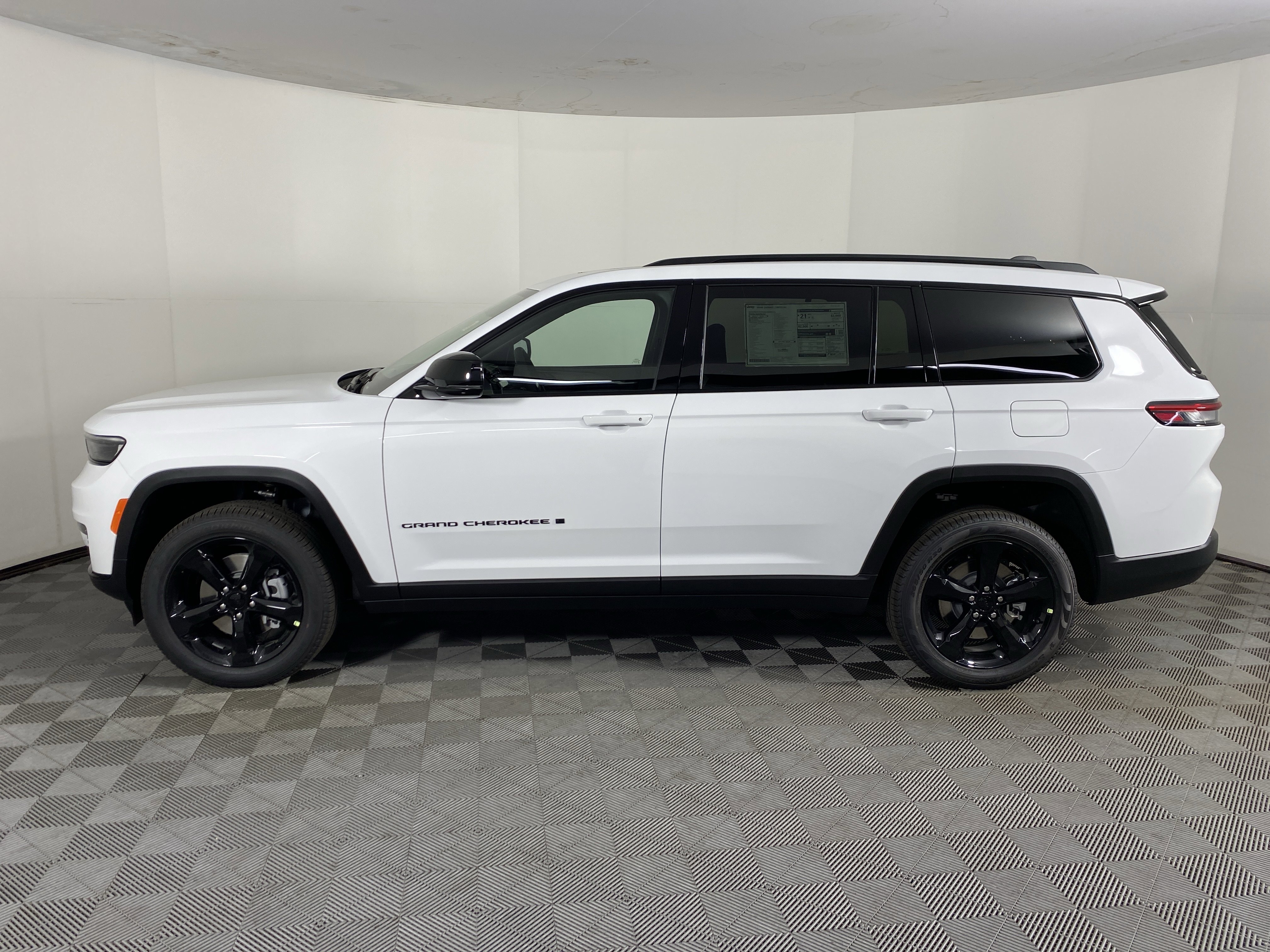 New 2025 Jeep Grand Cherokee L Limited w/ Black Appearance Package image 11