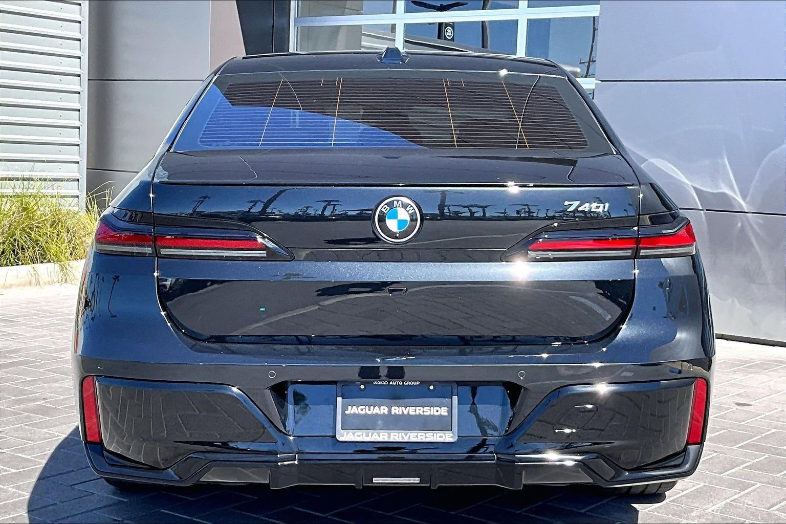 Used 2023 BMW 740i w/ Parking Assistance Package image 4