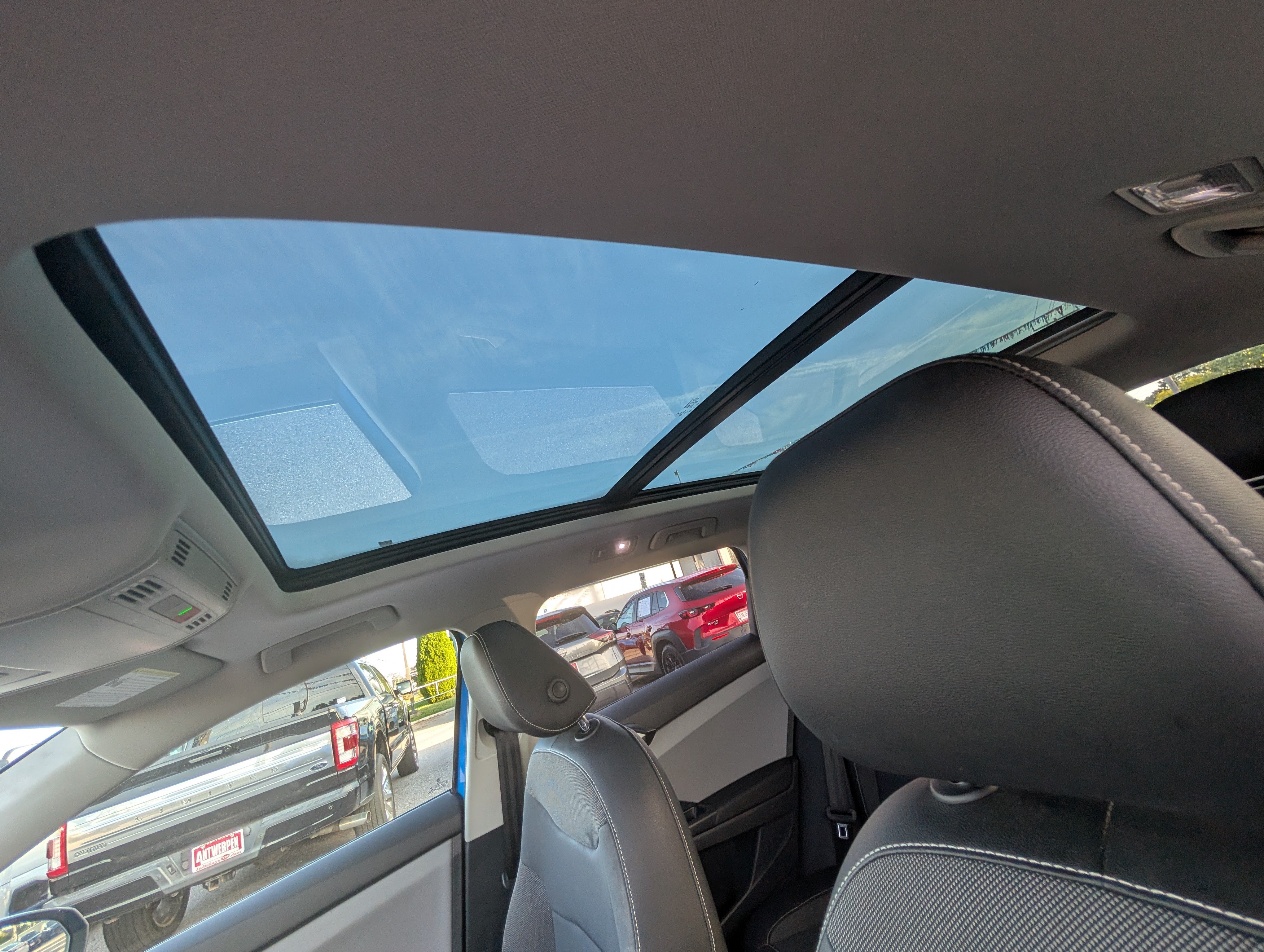 Used 2022 Volkswagen Taos SE w/ Panoramic Sunroof Package FWD image 18