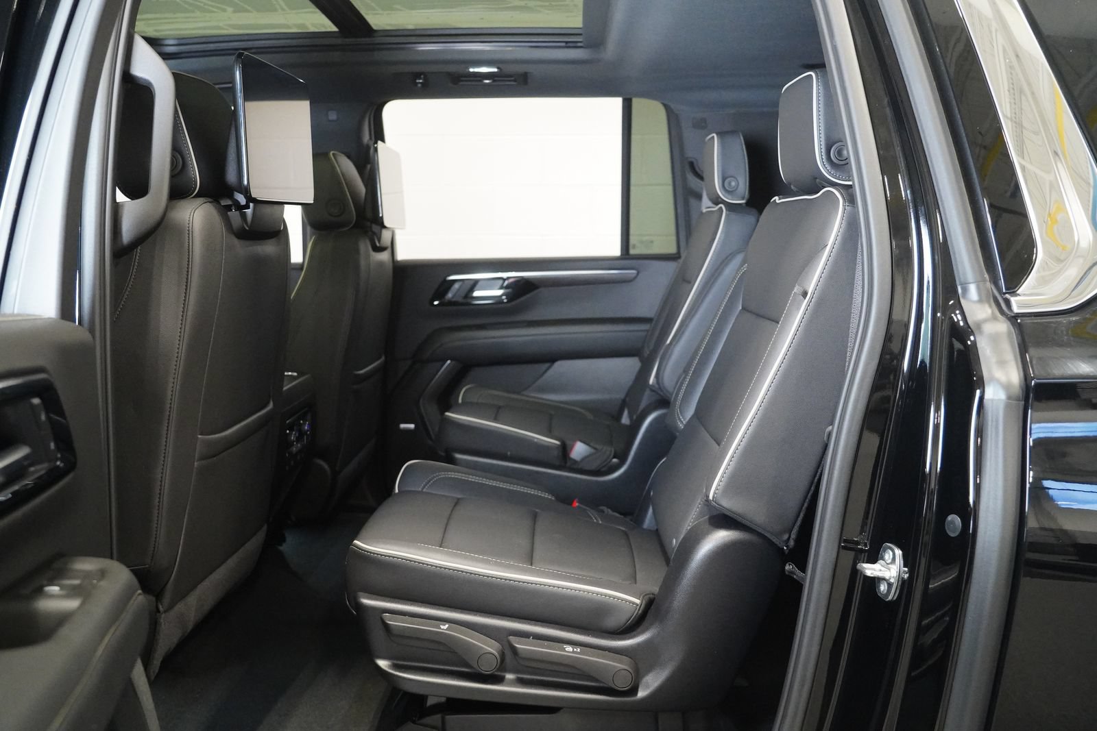 Used 2025 Chevrolet Suburban Premier AWD/4WD image 13