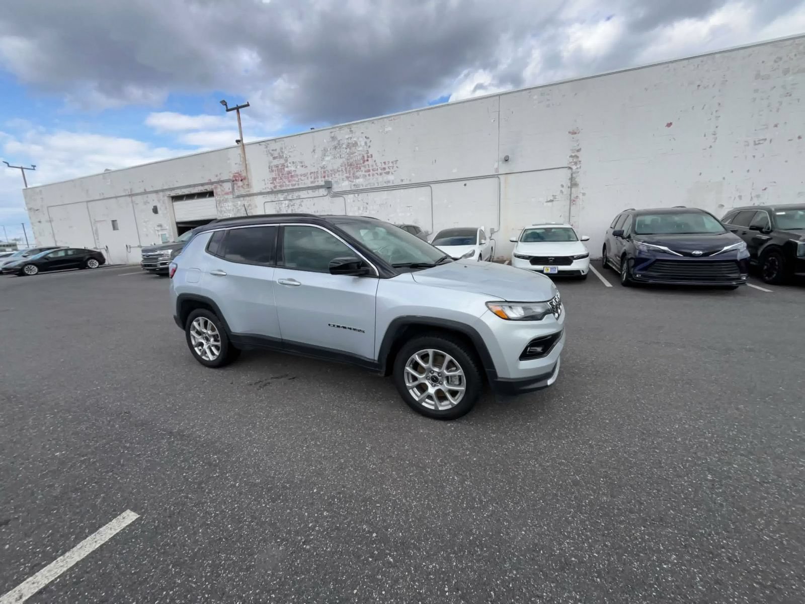 Used 2025 Jeep Compass Limited AWD/4WD image 2