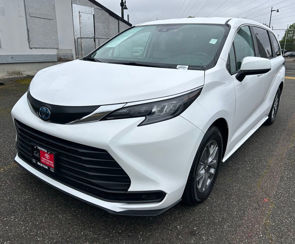 Certified 2024 Toyota Sienna LE AWD/4WD image 1
