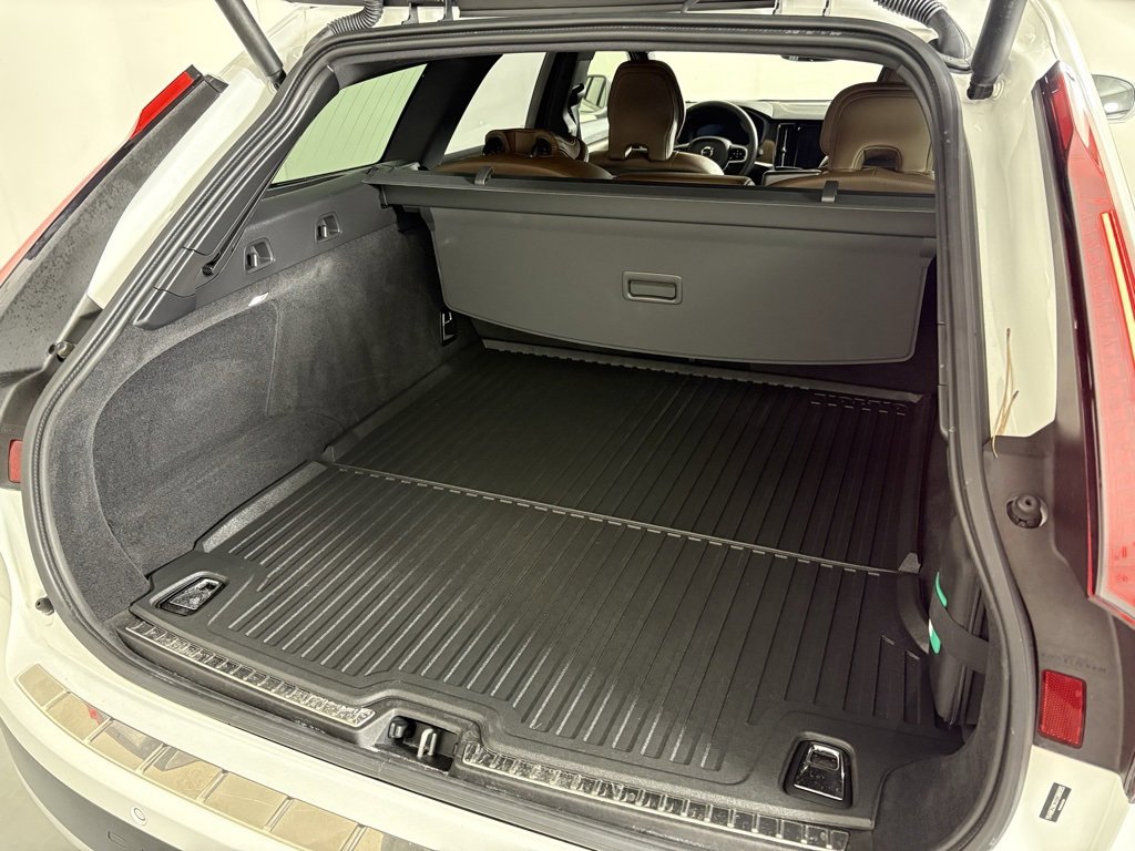 Used 2025 Volvo V90 B6 Cross Country Plus w/ Protection Package Premier image 18