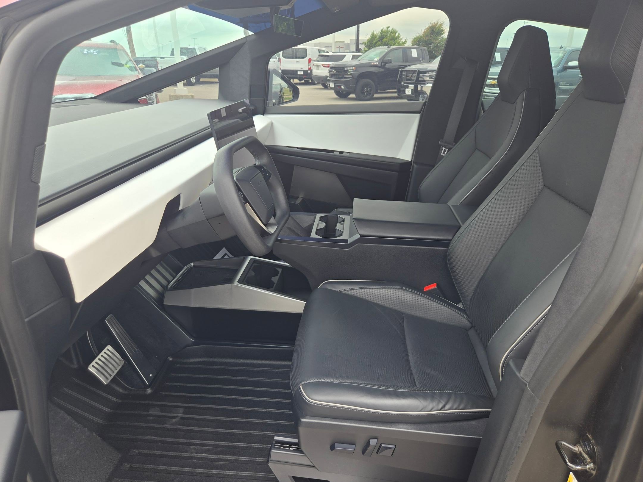 Used 2024 Tesla Cybertruck AWD Crew Cab image 9