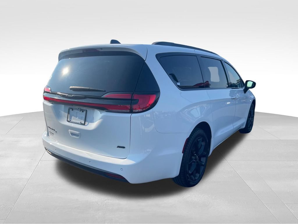 Used 2023 Chrysler Pacifica Touring-L w/ S Appearance Package AWD/4WD image 5