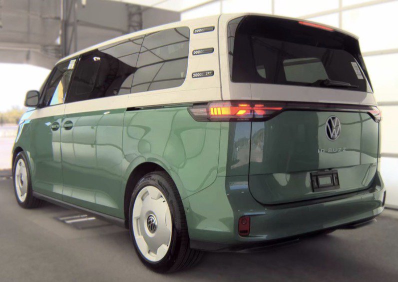 Used 2025 Volkswagen ID. Buzz 1st Edition AWD/4WD image 3