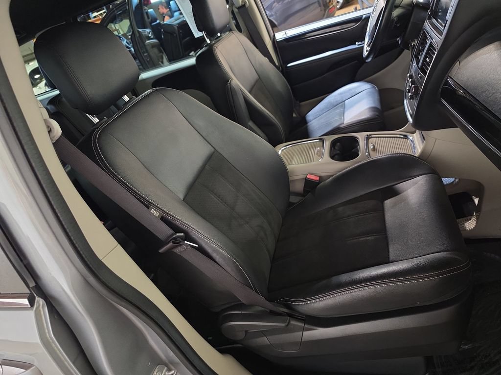 Used 2019 Dodge Grand Caravan SXT FWD image 25