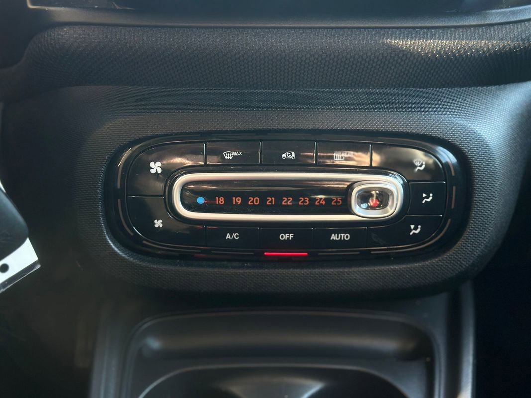 Used 2016 smart fortwo pure image 14