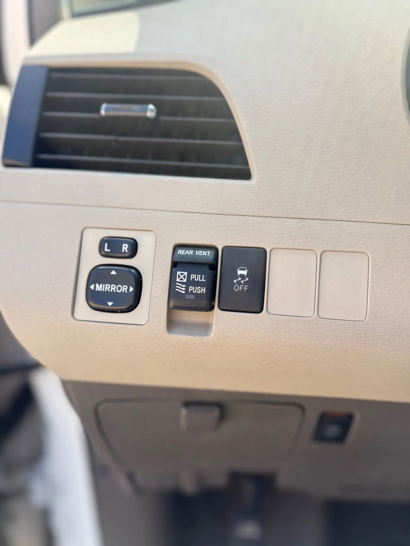 Used 2011 Toyota Sienna XLE w/ Entertainment Pkg image 50