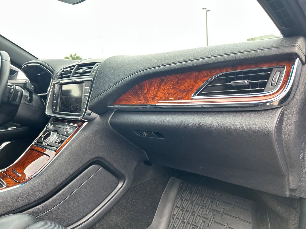 Used 2019 Lincoln Continental Select w/ Continental Climate Package FWD image 15
