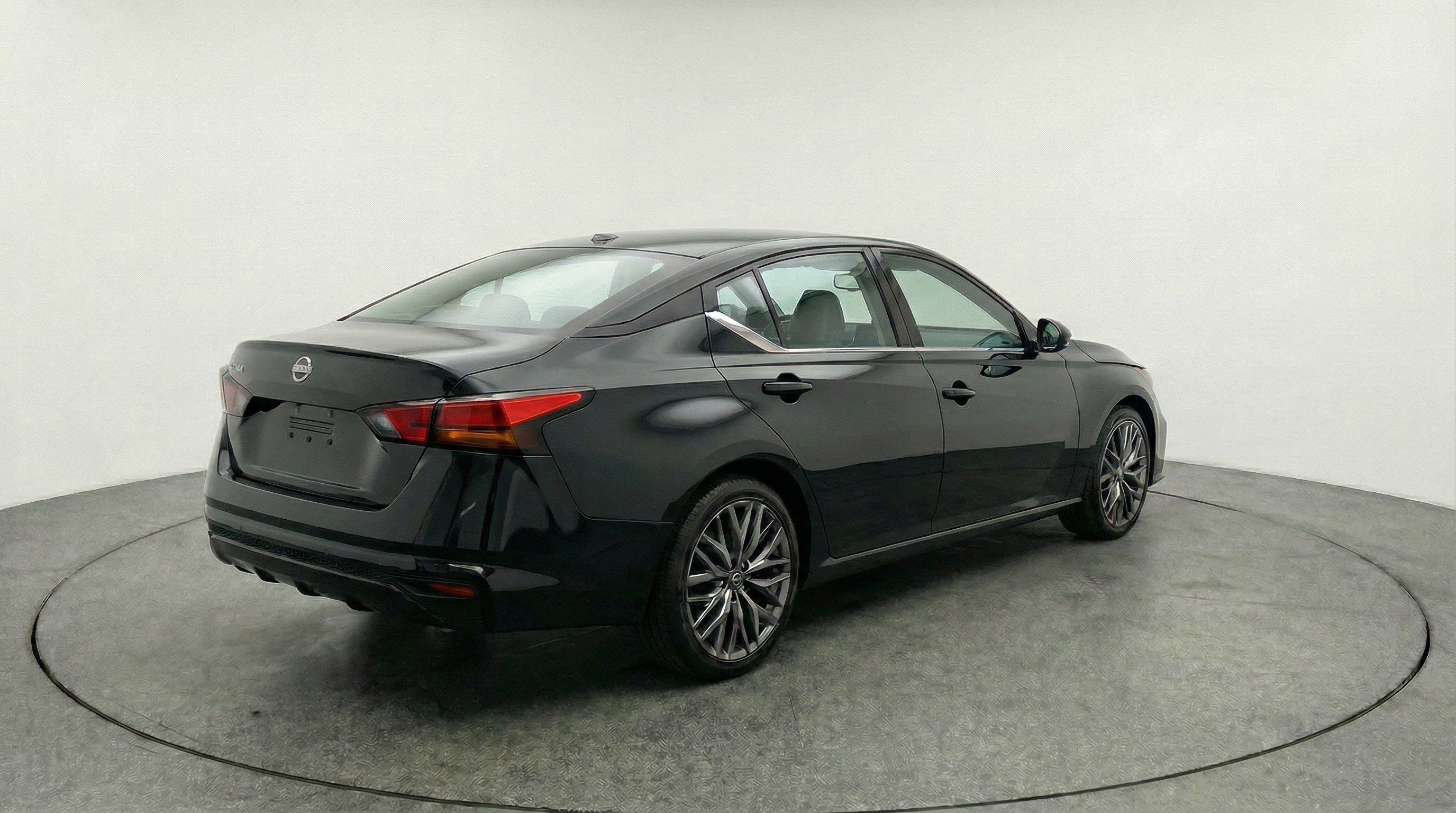 Used 2025 Nissan Altima 2.5 SV image 9