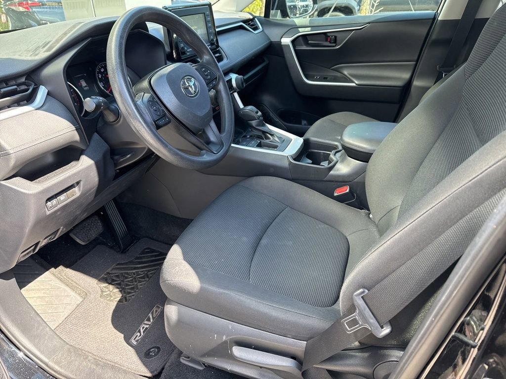 Used 2021 Toyota RAV4 LE FWD image 3