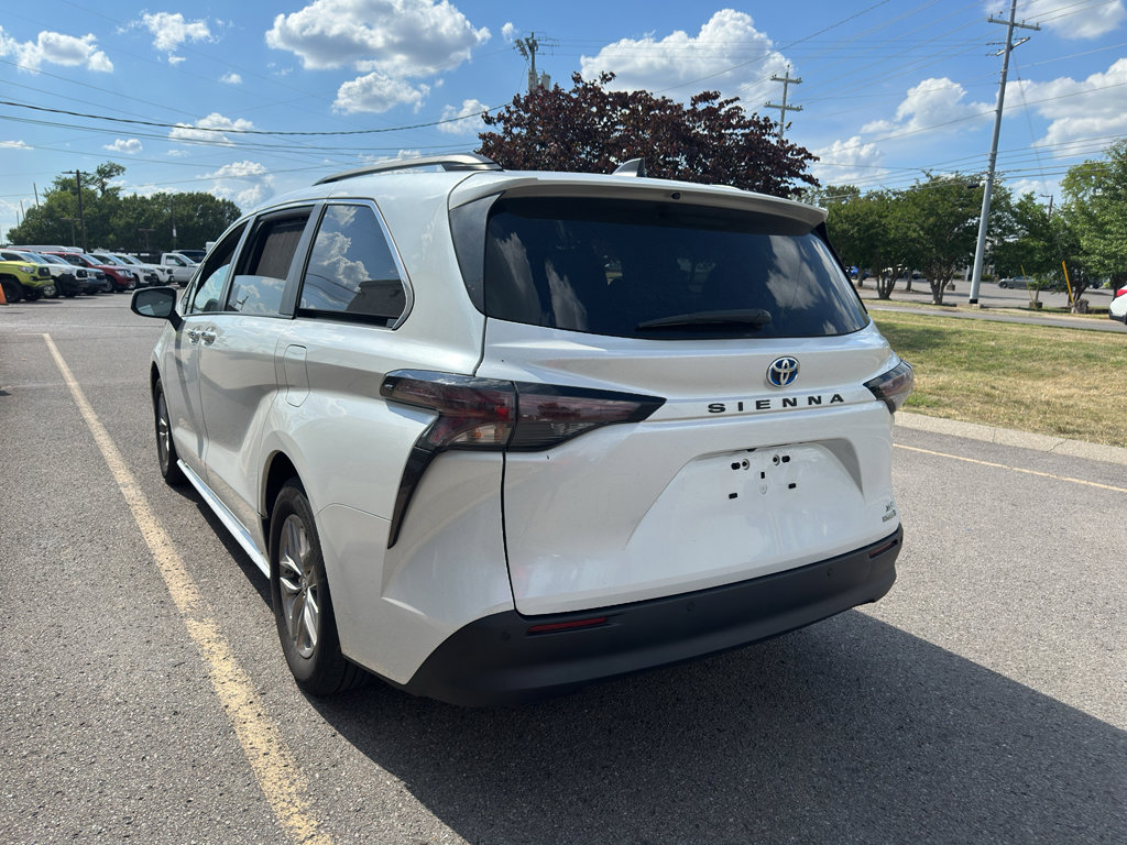 Used 2023 Toyota Sienna XLE FWD image 6