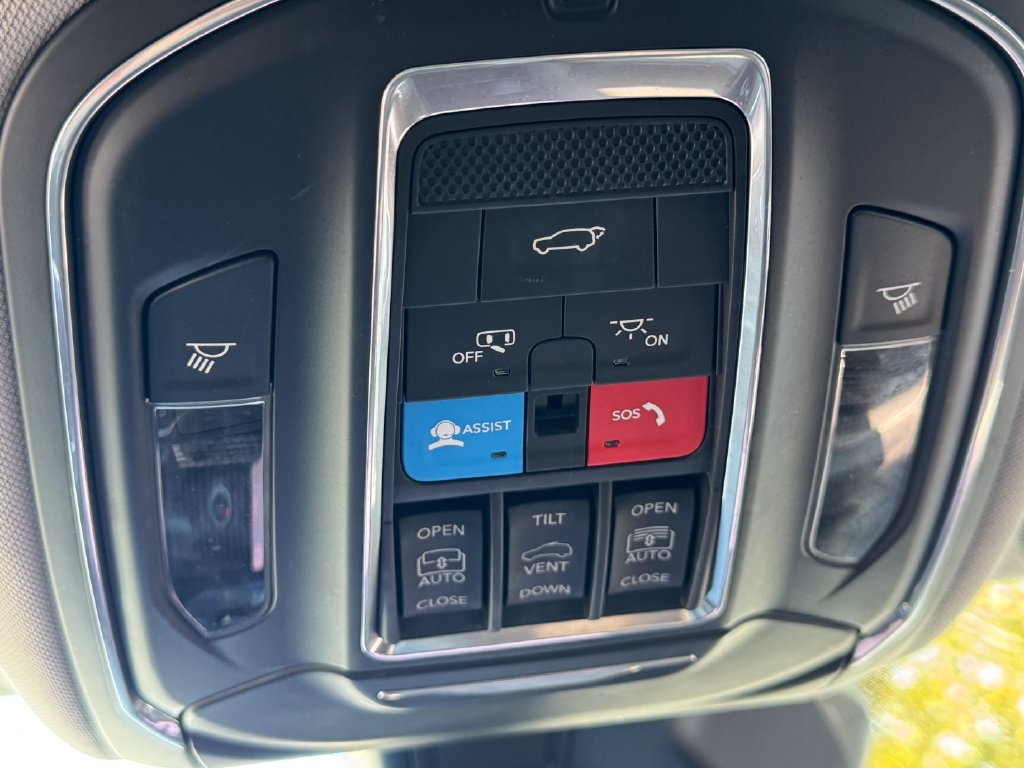 Used 2023 Jeep Grand Cherokee L Limited w/ Luxury Tech Group II AWD/4WD image 29