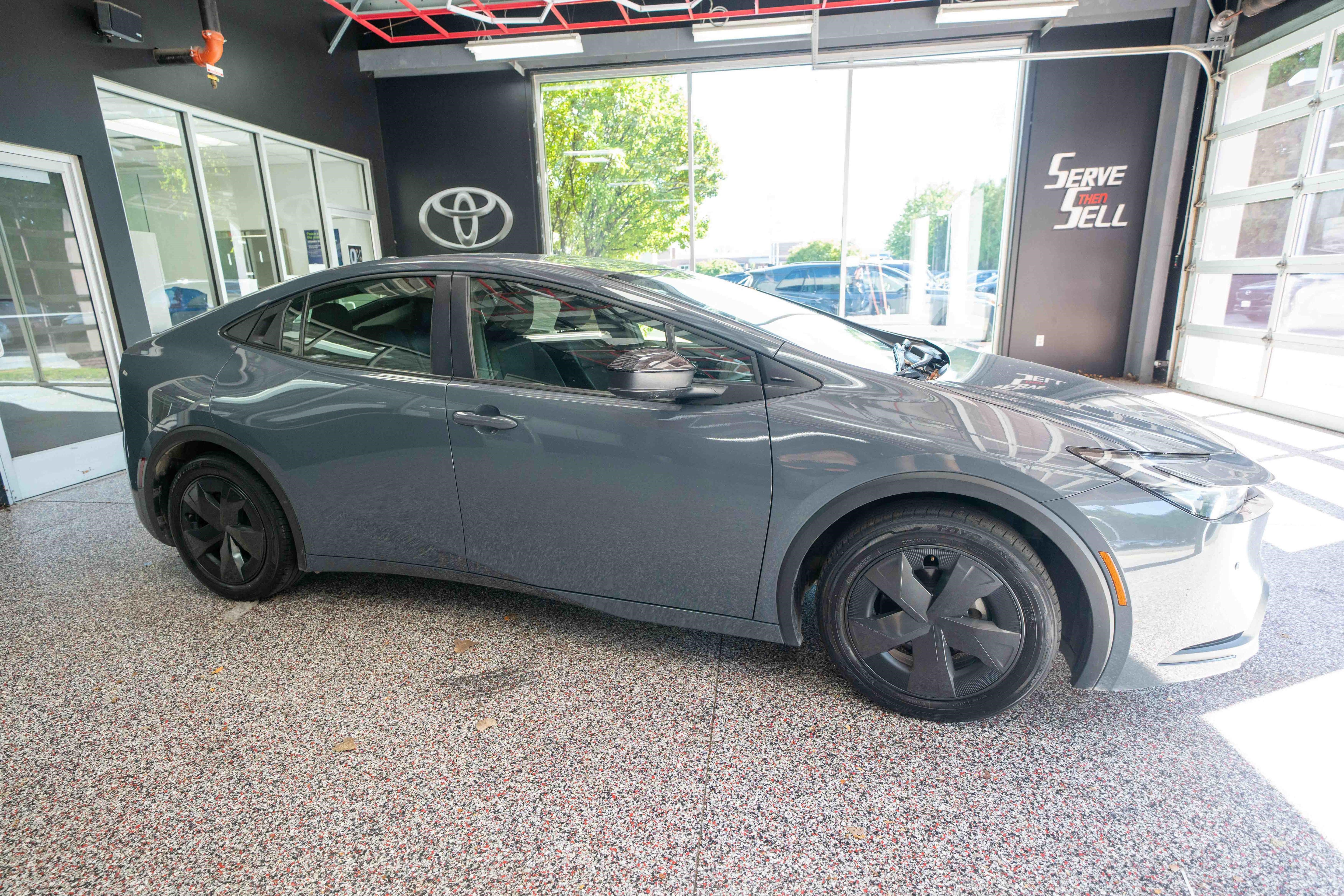 Used 2025 Toyota Prius LE FWD image 5
