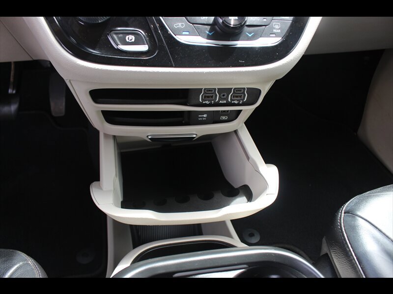 Used 2022 Chrysler Pacifica Touring-L FWD image 28