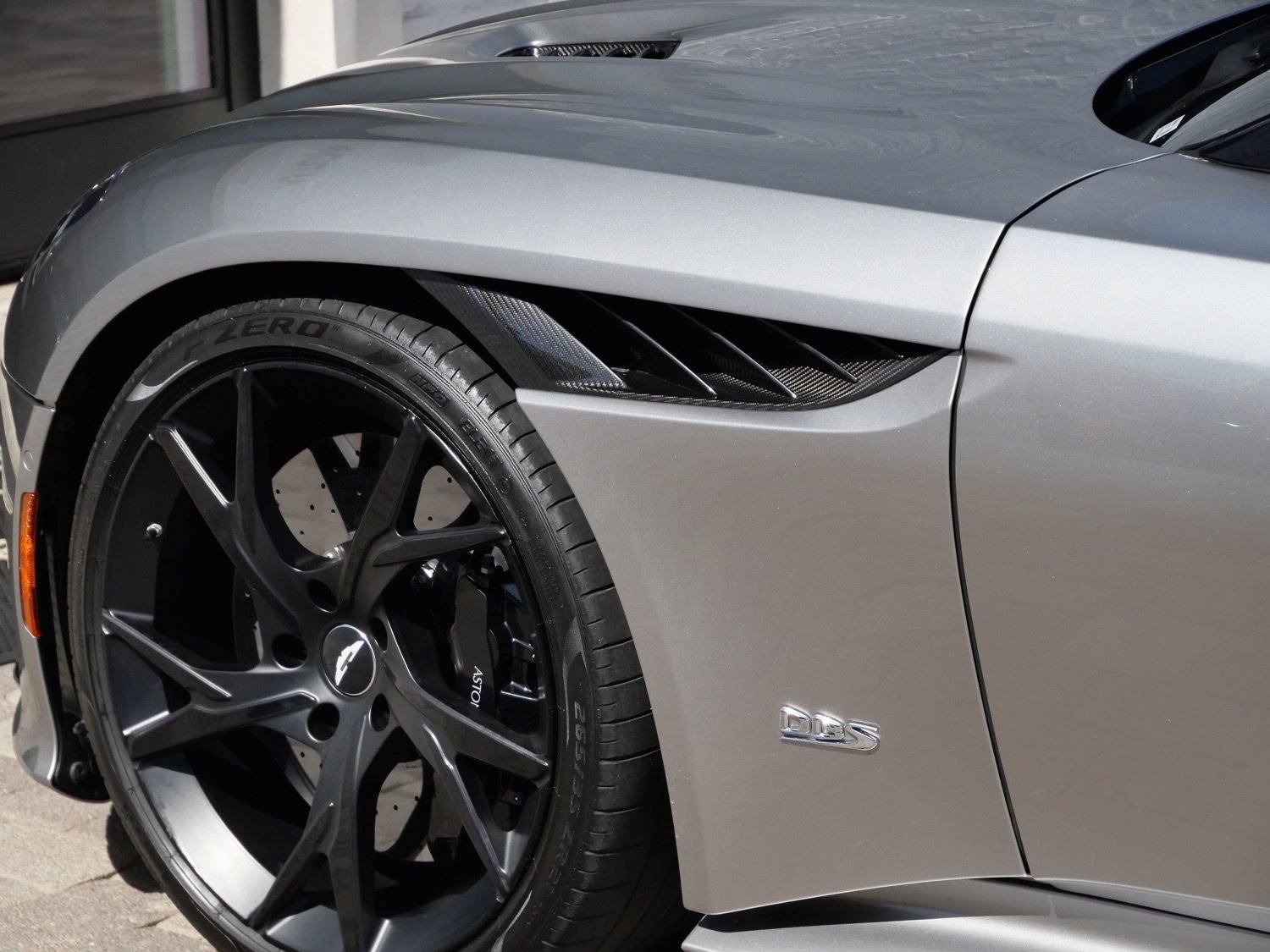 Used 2023 Aston Martin DBS Coupe RWD image 9