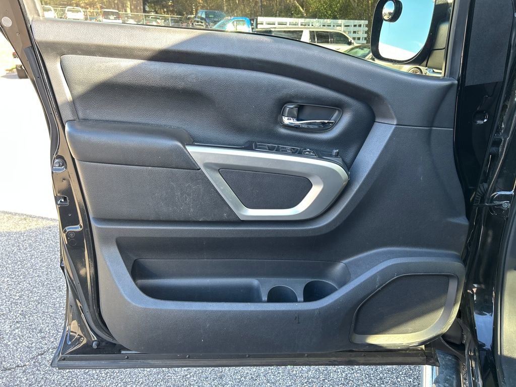Used 2017 Nissan Titan SV image 9