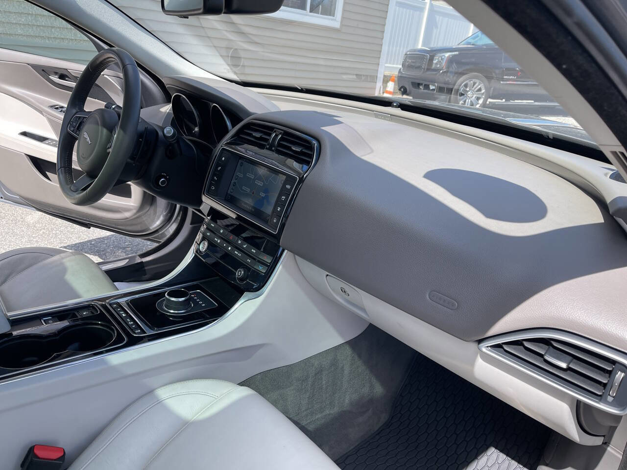 Used 2017 Jaguar XE Prestige image 21