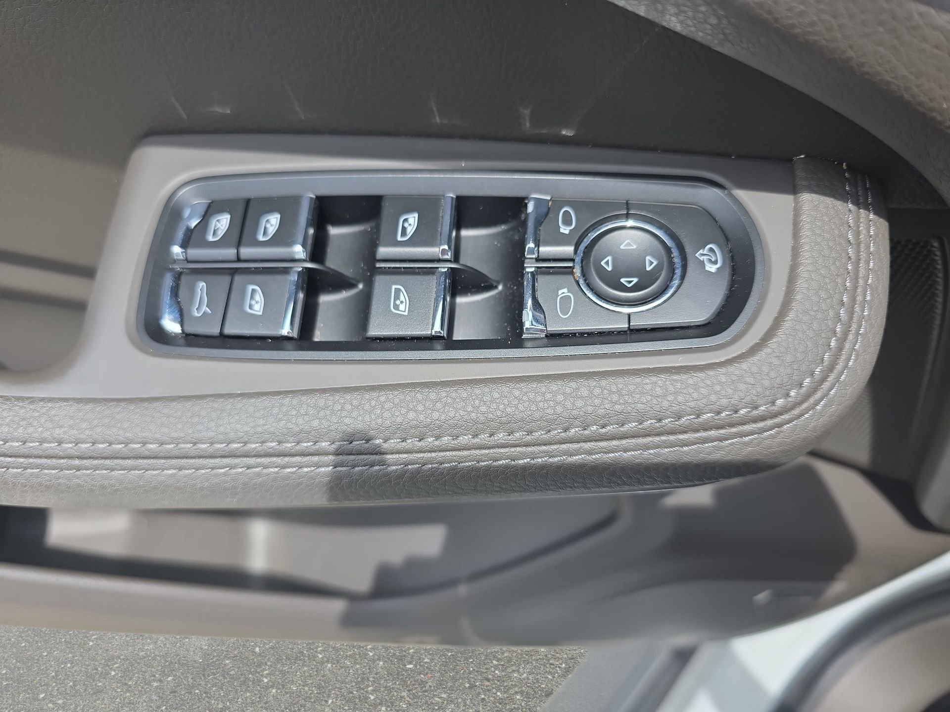 Used 2025 Porsche Macan AWD/4WD image 27