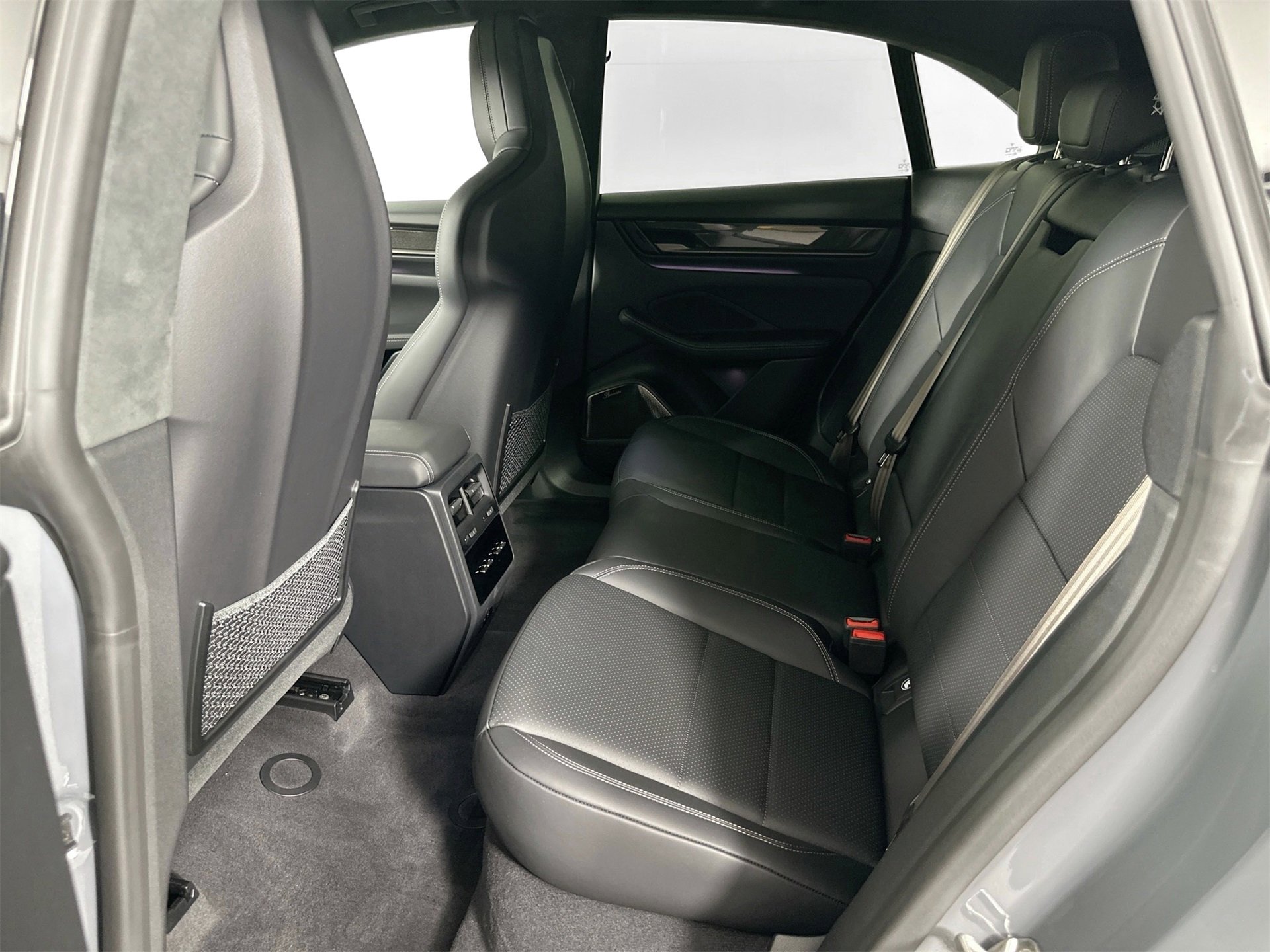 Certified 2025 Porsche Macan Turbo Electric image 27