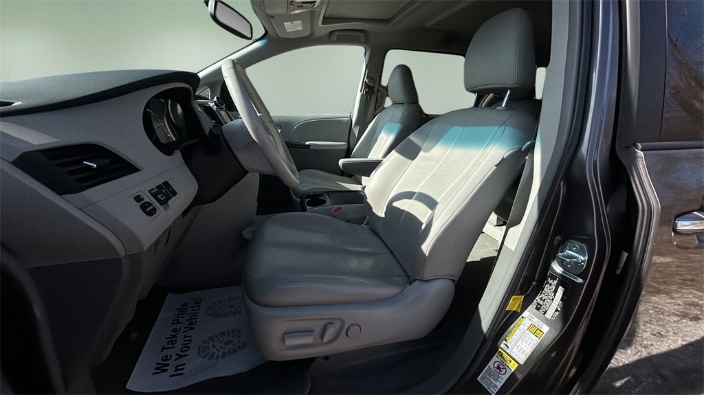 Used 2012 Toyota Sienna XLE w/ Entertainment Pkg image 16