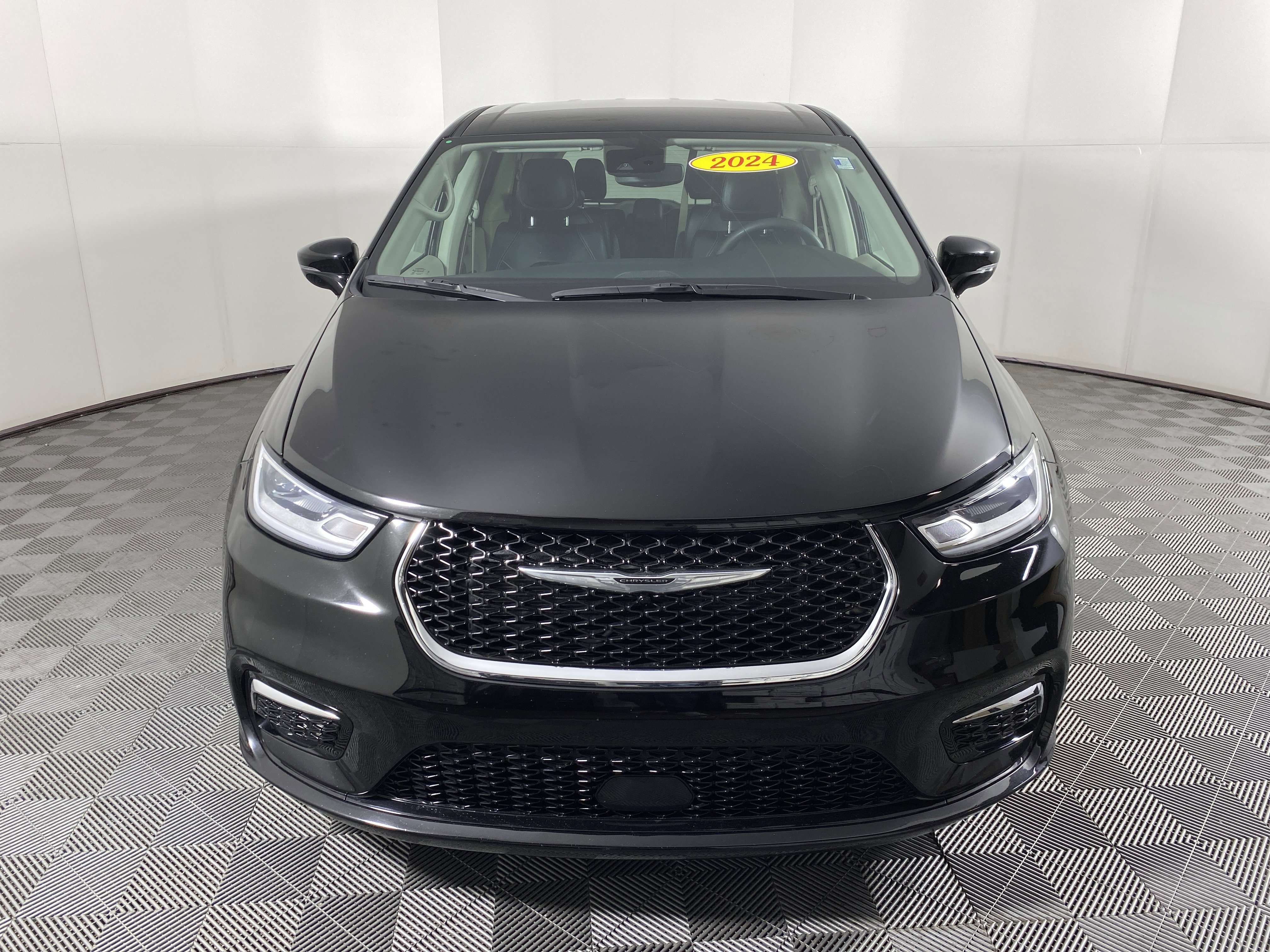 Used 2024 Chrysler Pacifica Touring-L image 11