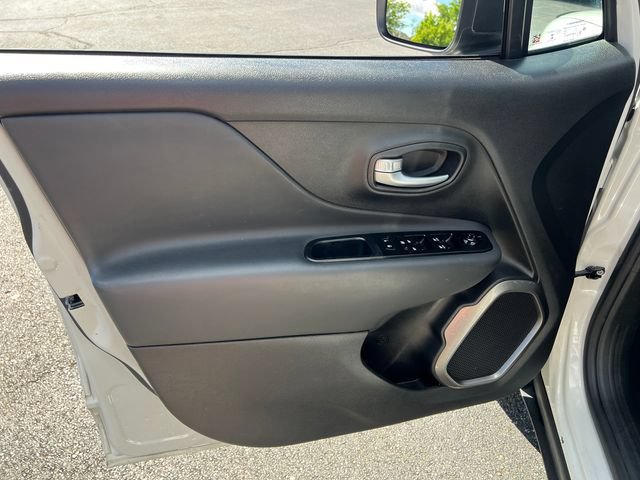 Used 2022 Jeep Renegade Latitude AWD/4WD image 11