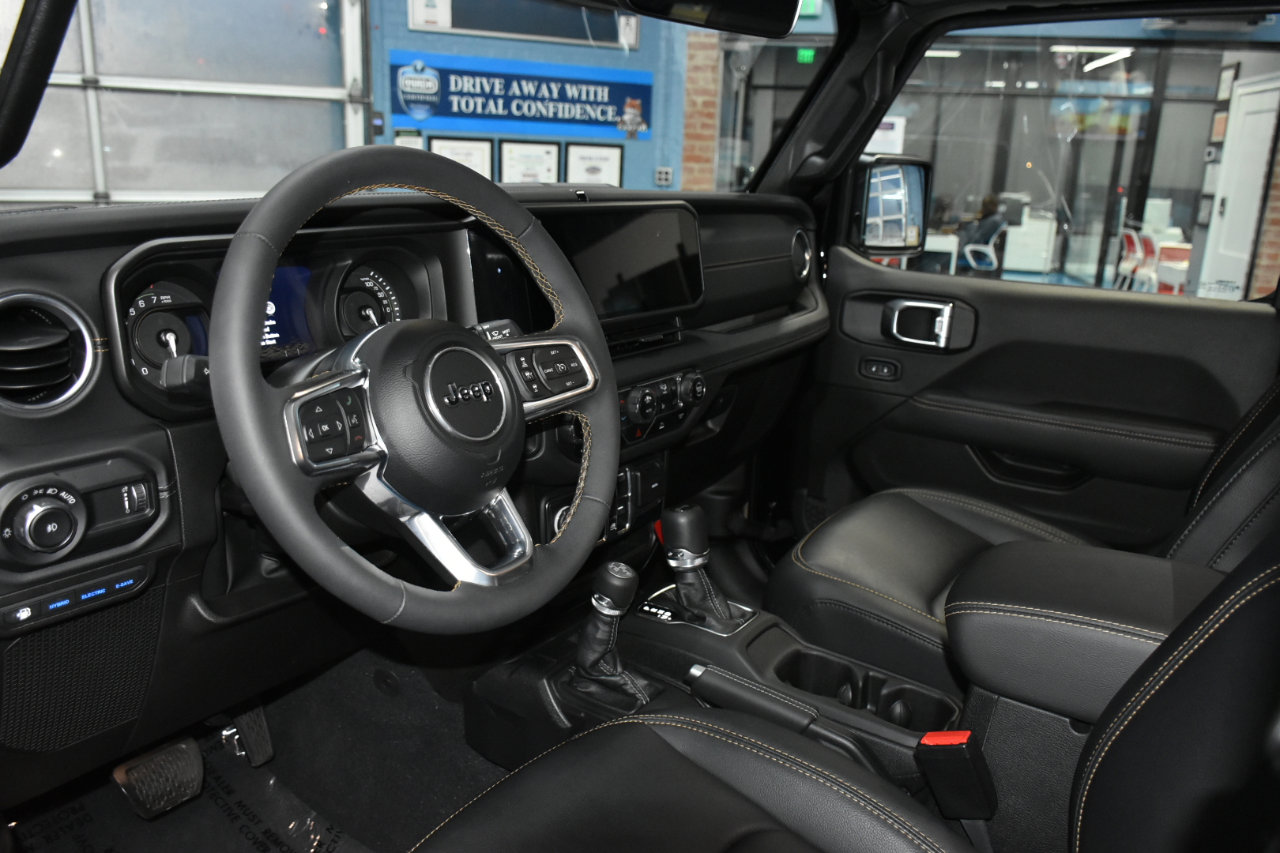 Used 2024 Jeep Wrangler Unlimited Sahara w/ Technology Group image 28