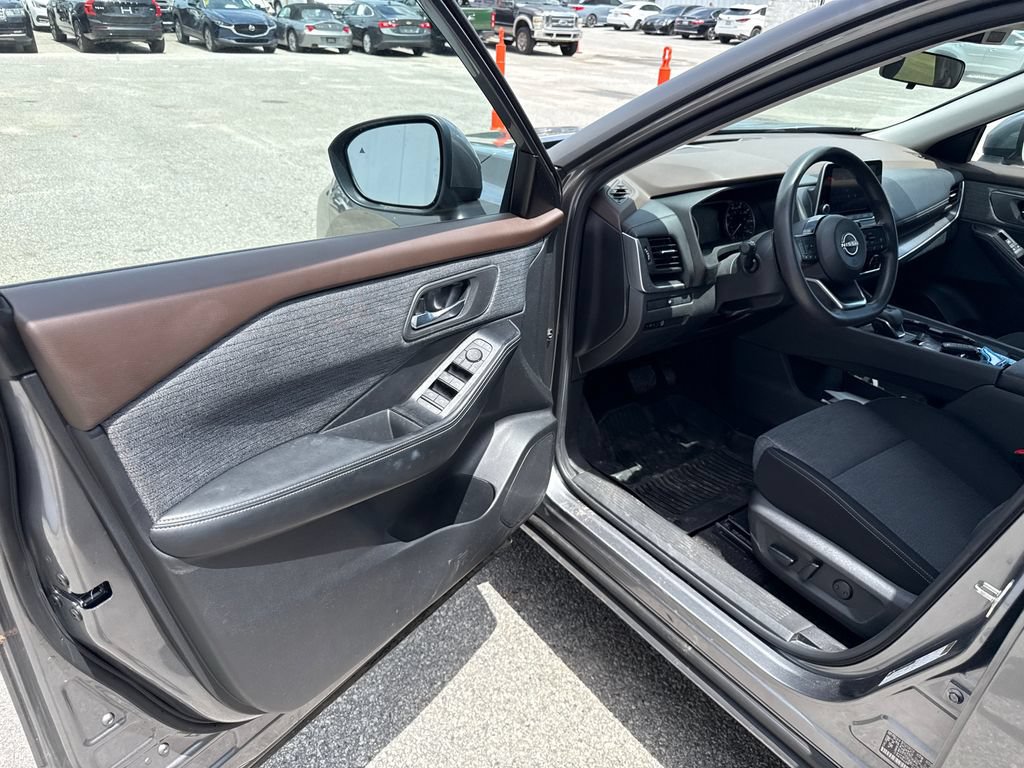 Used 2023 Nissan Rogue SV FWD image 12