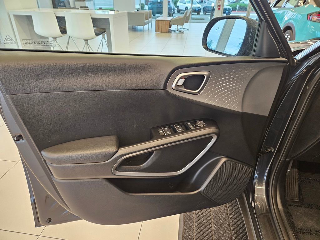 Used 2025 Kia Soul LX w/ LX Technology Package FWD image 13