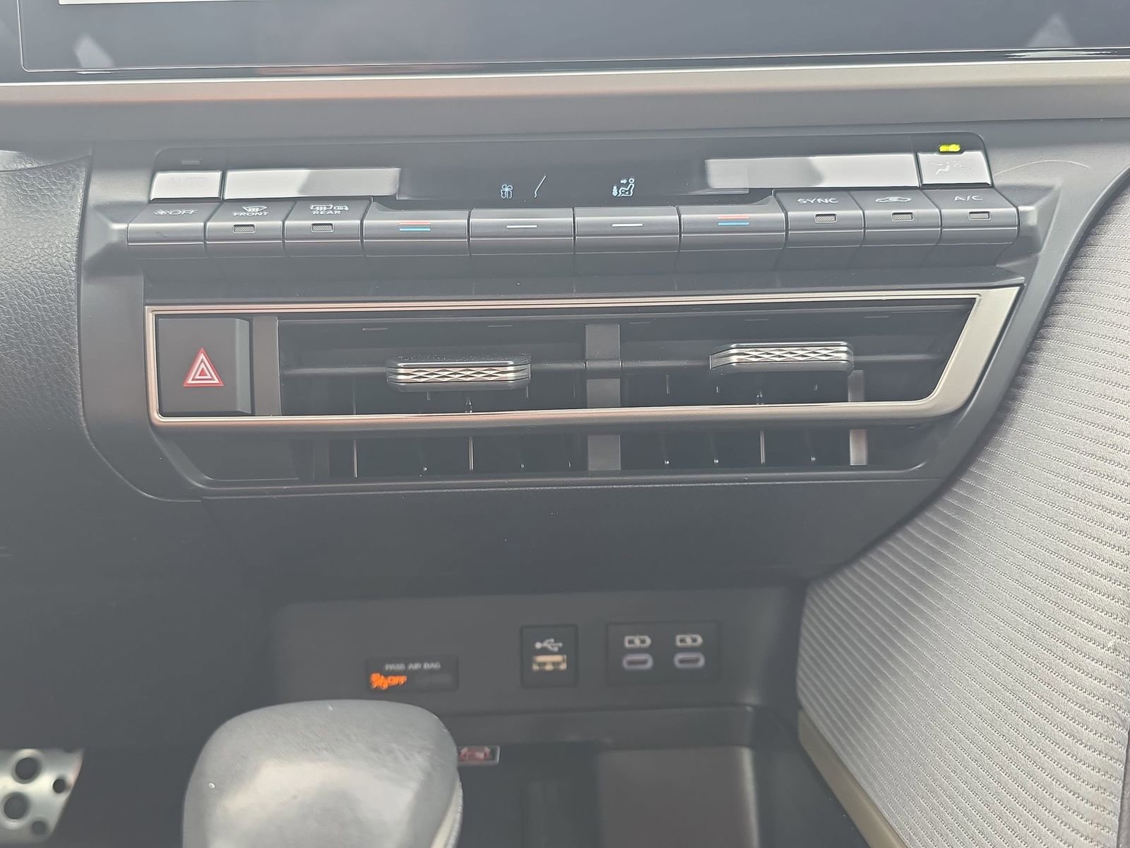 Used 2025 Toyota Camry SE w/ Multimedia Upgrade Package image 23