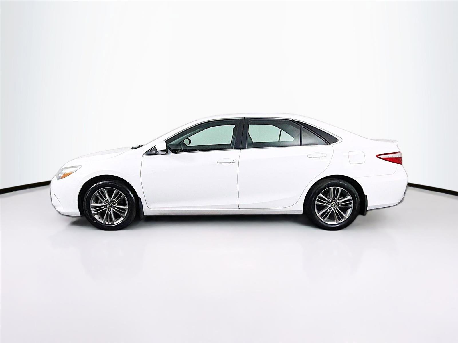 Used 2016 Toyota Camry SE FWD image 4