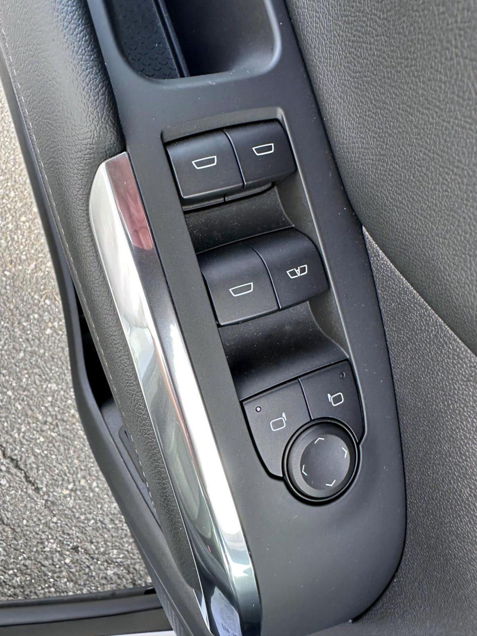 Used 2025 Chevrolet Traverse LT w/ Driver Confidence Package FWD image 9