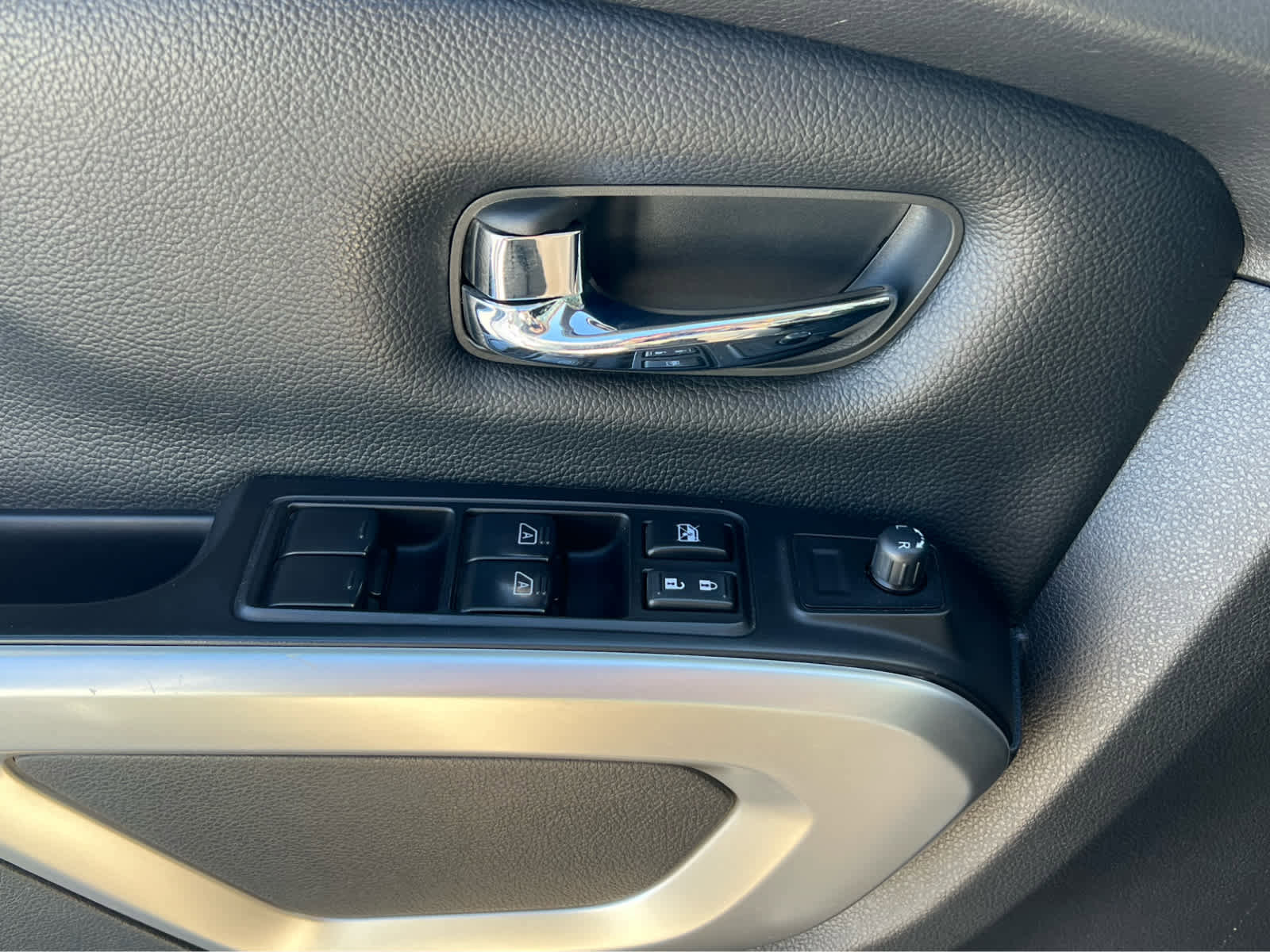 Used 2017 Nissan Titan SV AWD/4WD image 30