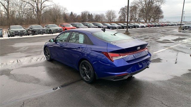 Used 2022 Hyundai Elantra SEL w/ Convenience Package image 3