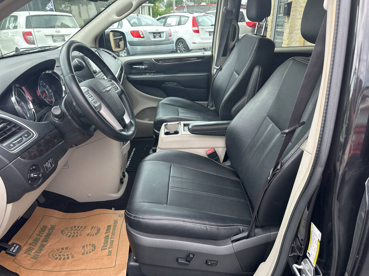 Used 2015 Chrysler Town & Country Touring FWD image 18