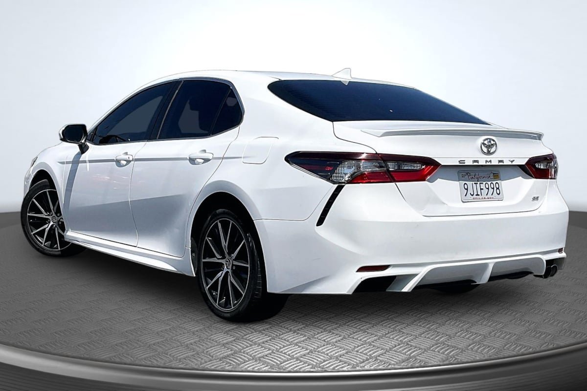 Used 2021 Toyota Camry SE FWD image 2