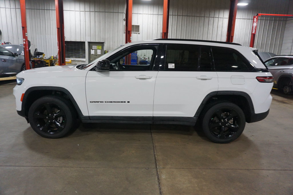 Used 2023 Jeep Grand Cherokee Altitude AWD/4WD image 19
