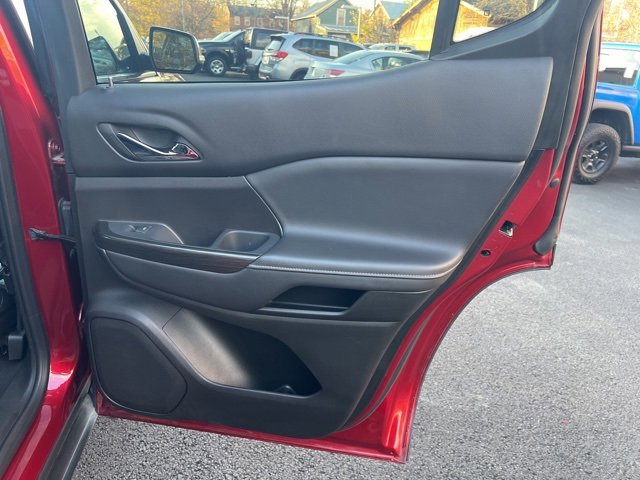 Used 2023 GMC Acadia SLT image 17