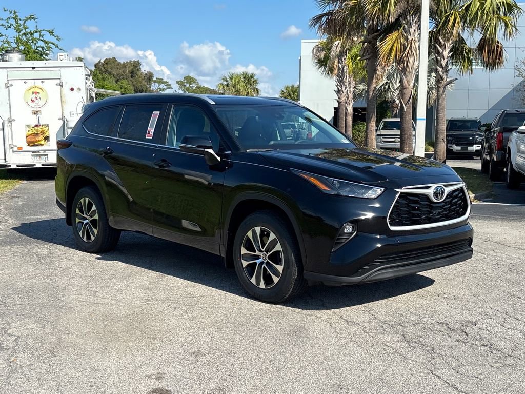 New 2026 Toyota Highlander XLE image 3