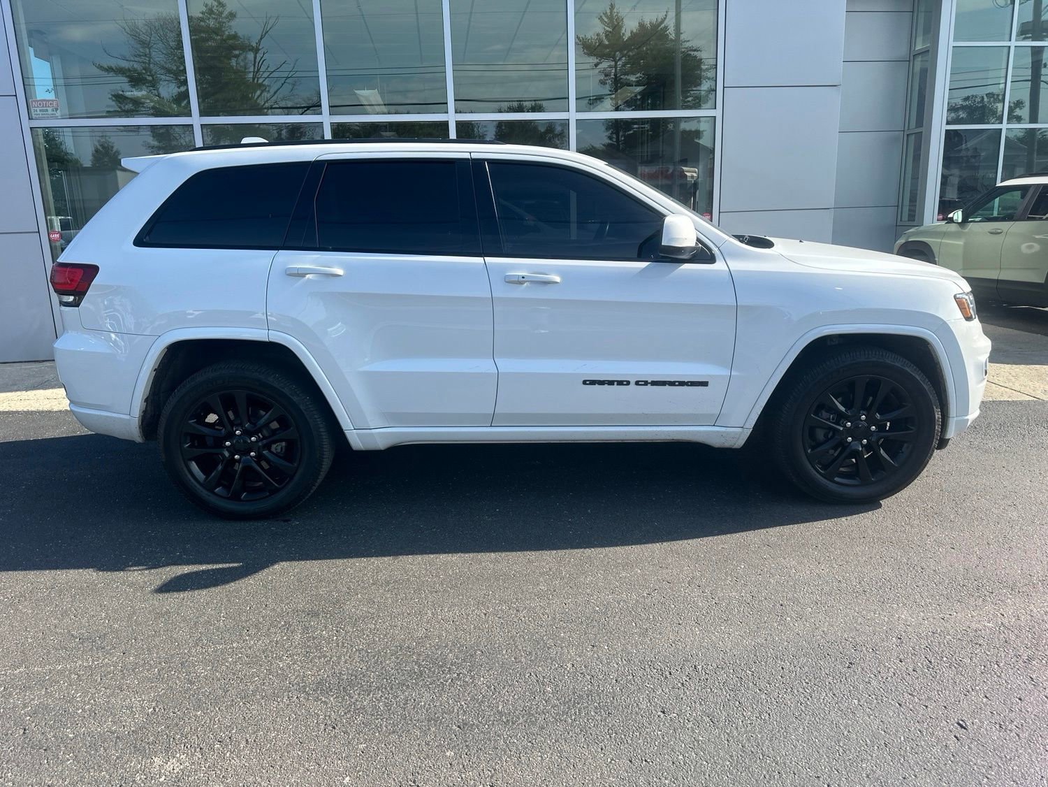 Used 2019 Jeep Grand Cherokee Altitude AWD/4WD image 2